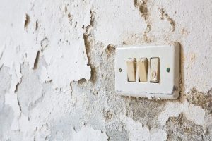 Lee más sobre el artículo Pared húmeda en la parte baja: qué hacer antes de pintar